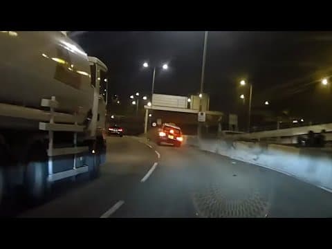車CAM直擊 - 龍翔道 的士硬撼地面巨型雜物 😮 成架彈起兼有火花