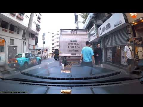 車CAM直擊 - 紅磡男唔戴口罩周圍行，食完野隨手放人地車頭