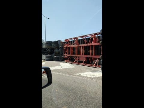 車CAM直擊 - (意外後現場) 40尺貨櫃翻側 元朗公路往屯門近洪水橋