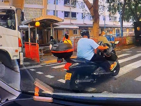 車CAM直擊 - 安定邨衰格電單車衝斑馬線，呀伯用如來神掌招呼佢，可惜打唔中仲差啲跌低