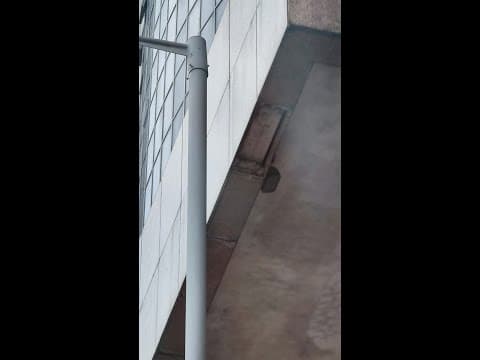 車CAM直擊 - 西營盤 大廈騎樓底麻石脫落 險擊中三名途人