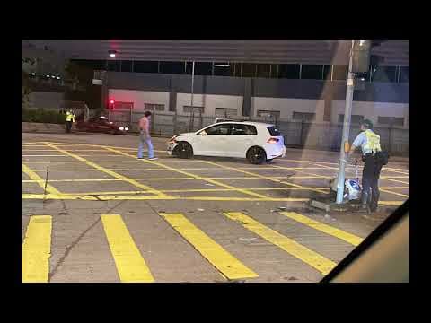 車CAM直擊 - 衛理道 白色私家車衝燈造成交通意外