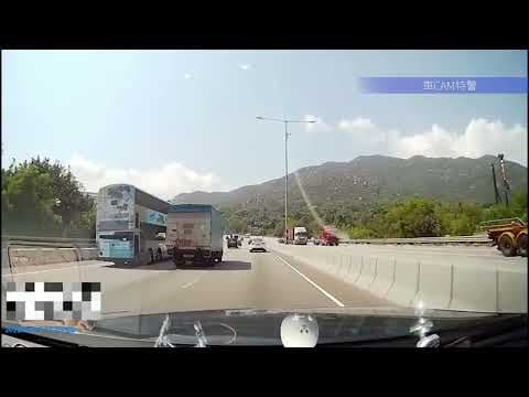 車CAM直擊 – 隔離線貨車突然爆呔 差啲就被夾埋牆