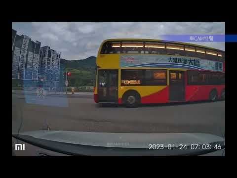 車CAM直擊 - 環保大道環奥路 巴士 A29P 衝燈，車尾仲噴晒煙