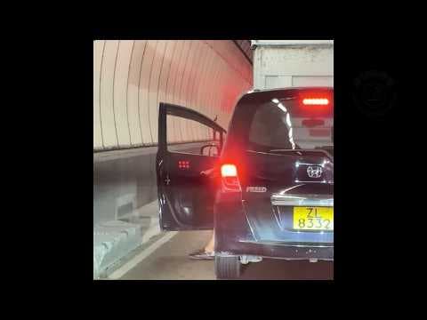 車CAM直擊 - 搞邊科呀？乘客開住車門伸隻腳出車磨地 落車屙尿又唔等埋人 😂