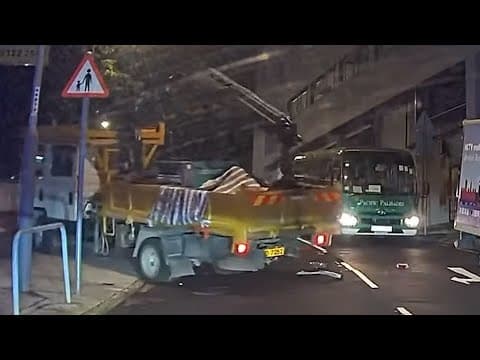 車CAM直擊 - 炮台山道 吊雞車疑無拉好手掣 溜後出馬路撞私家車