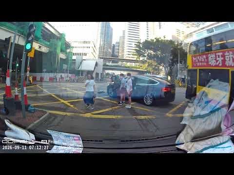 車CAM直擊 - 小心睇燈🫣 Tesla 衝紅燈與的士相撞 爆晒袋